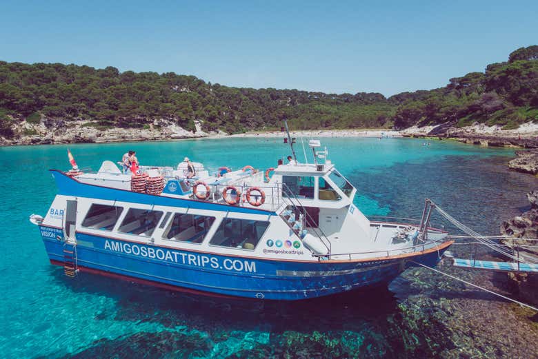 Barco atracado en Cala Galdana