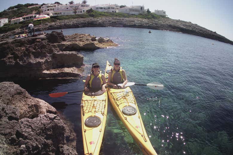 Dos amigas durante la ruta en kayak 
