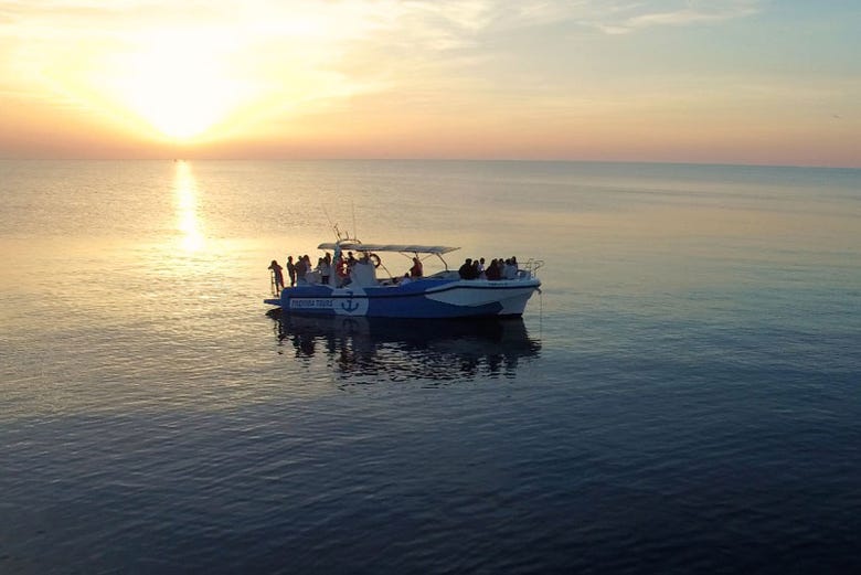 Navegando durante el atardecer en Menorca