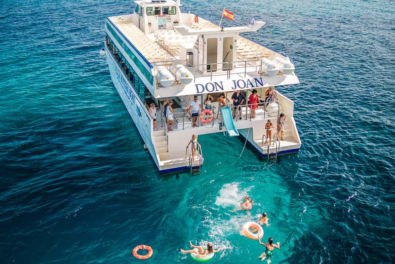 Disfrutando del paseo en barco por el norte de Menorca