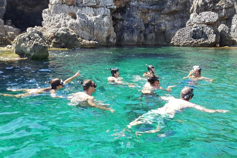 Disfrutando de la actividad de snorkel
