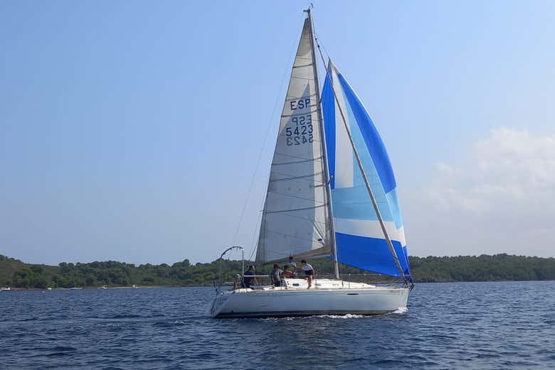 Navegando en velero por el norte de Menorca