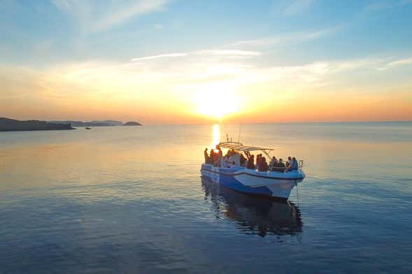 Paseo en lancha al atardecer por Fornells