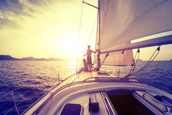 Paseo en velero al atardecer por Fornells