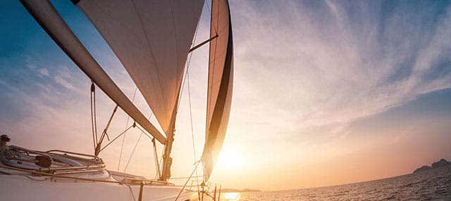 Paseo en velero al atardecer por Fornells