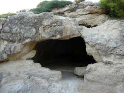 Entrada a una cueva en Cala Morell