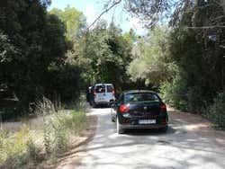 Coche de alquiler en Menorca camino a una cala