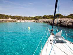 Entrando en una cala en velero