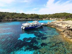 Navegando por la costa de Menorca
