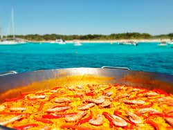 Disfrutando de una paella en un barco