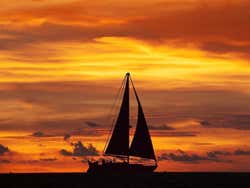 Navegando a vela al atardecer